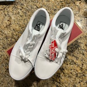 BRAND NEW Old Skool True White Vans (gender neutral) Men’s 9.5 OR Women’s 11